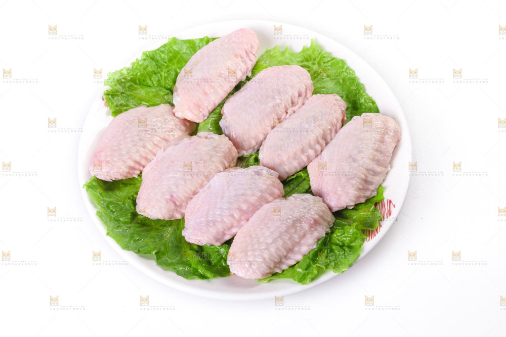 白底上的新鲜鸡翅中