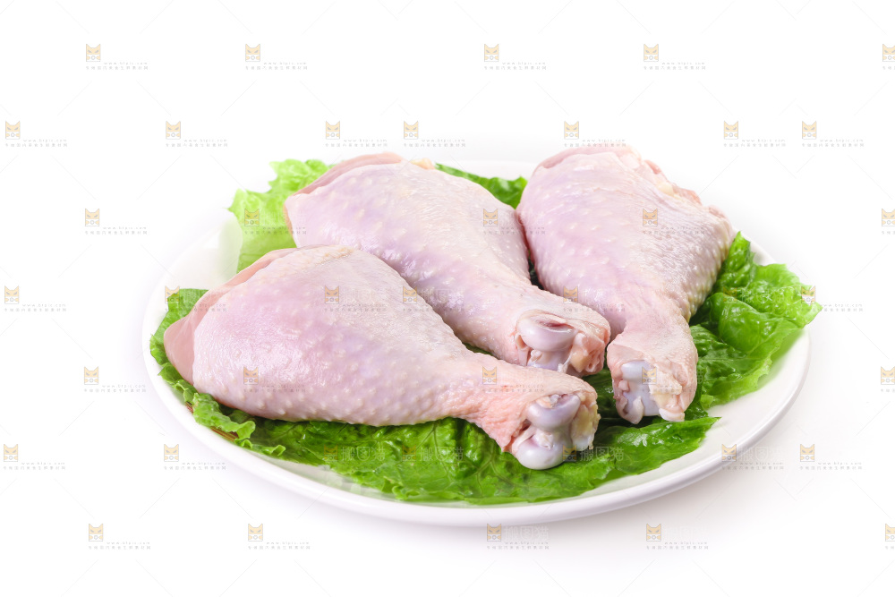 白底上的鲜鸡腿