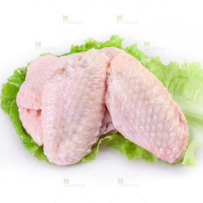 白底上的新鲜鸡翅中