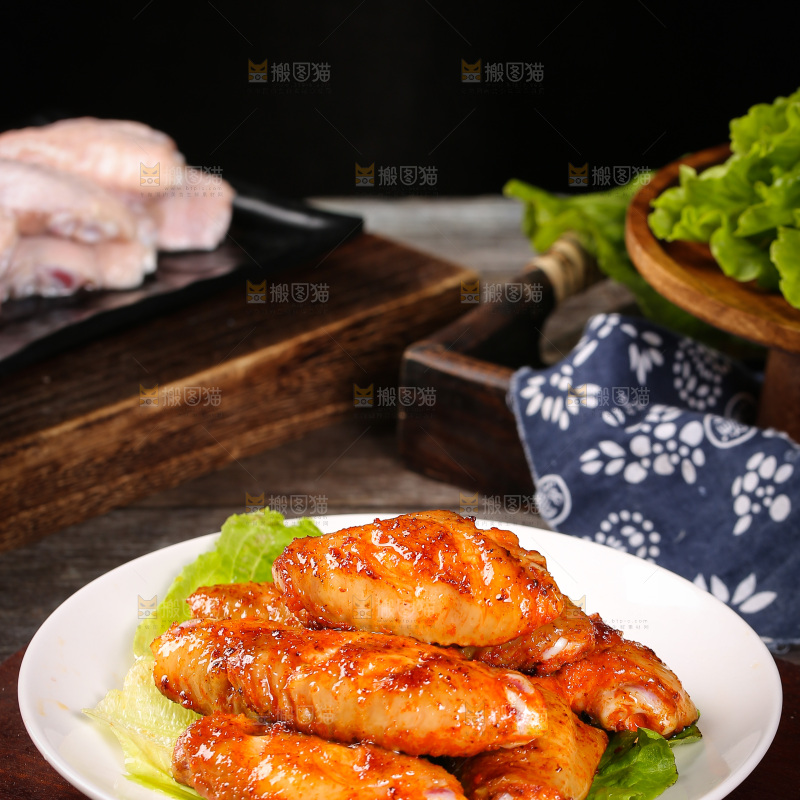 深底上的蜜汁烤翅
