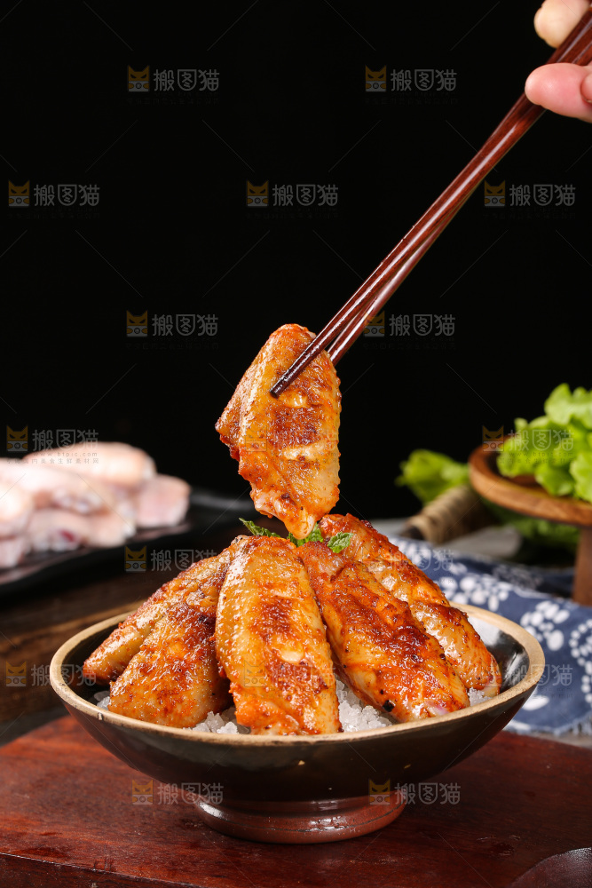 深底上的蜜汁烤翅