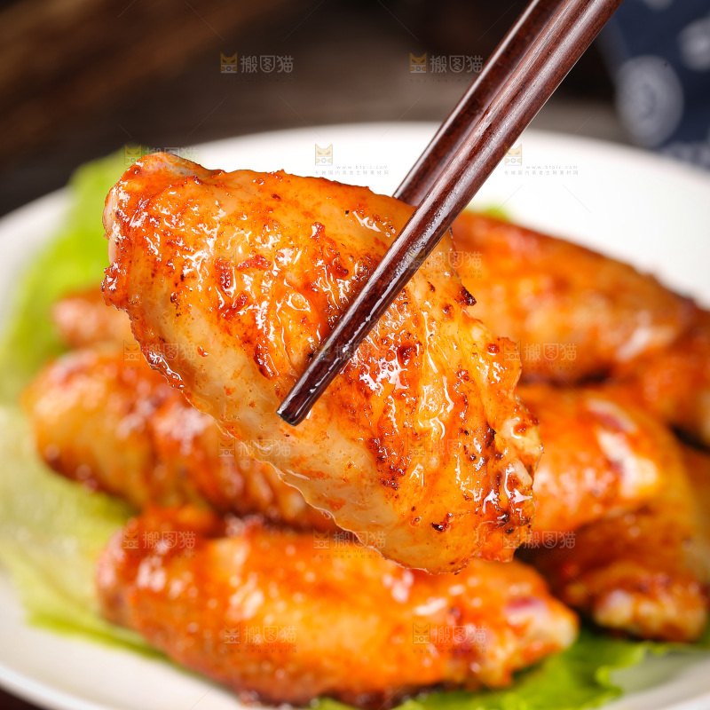 深底上的蜜汁烤翅