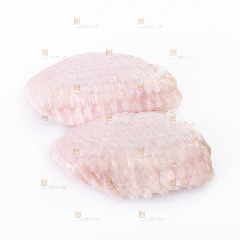 白底上的新鲜鸡翅中