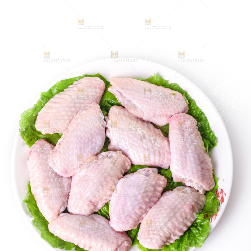 白底上的新鲜鸡翅中
