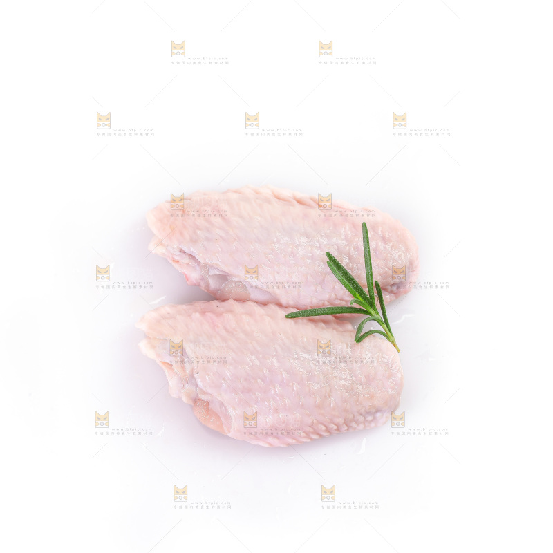 白底上的新鲜鸡翅中