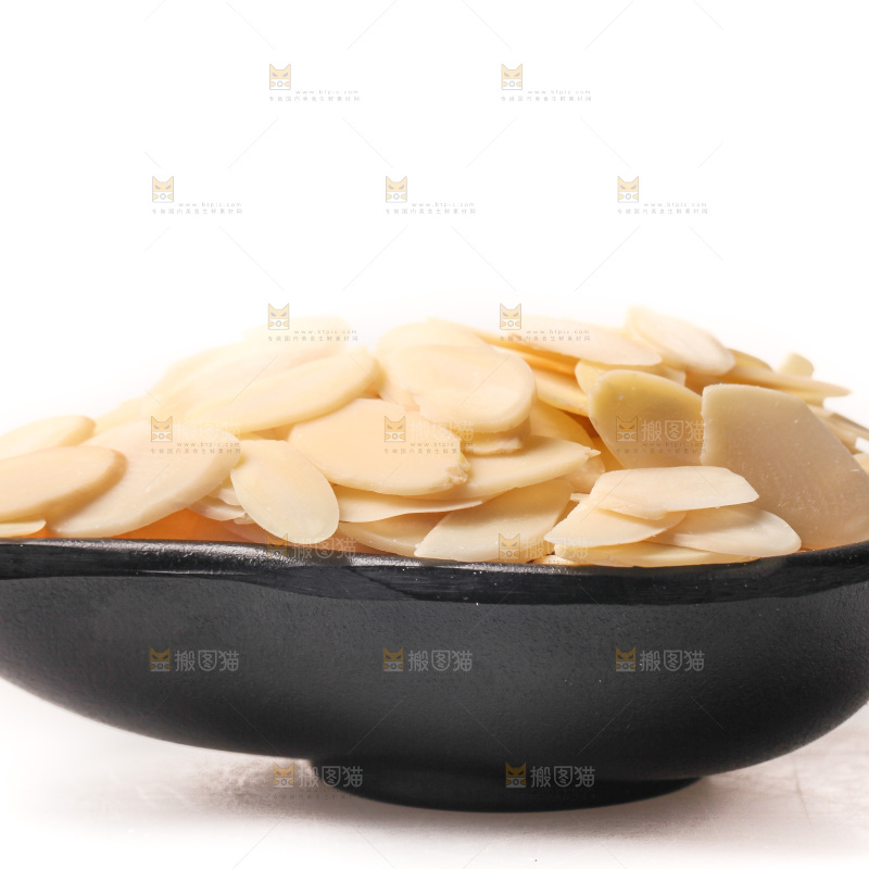 白底上的杏仁片