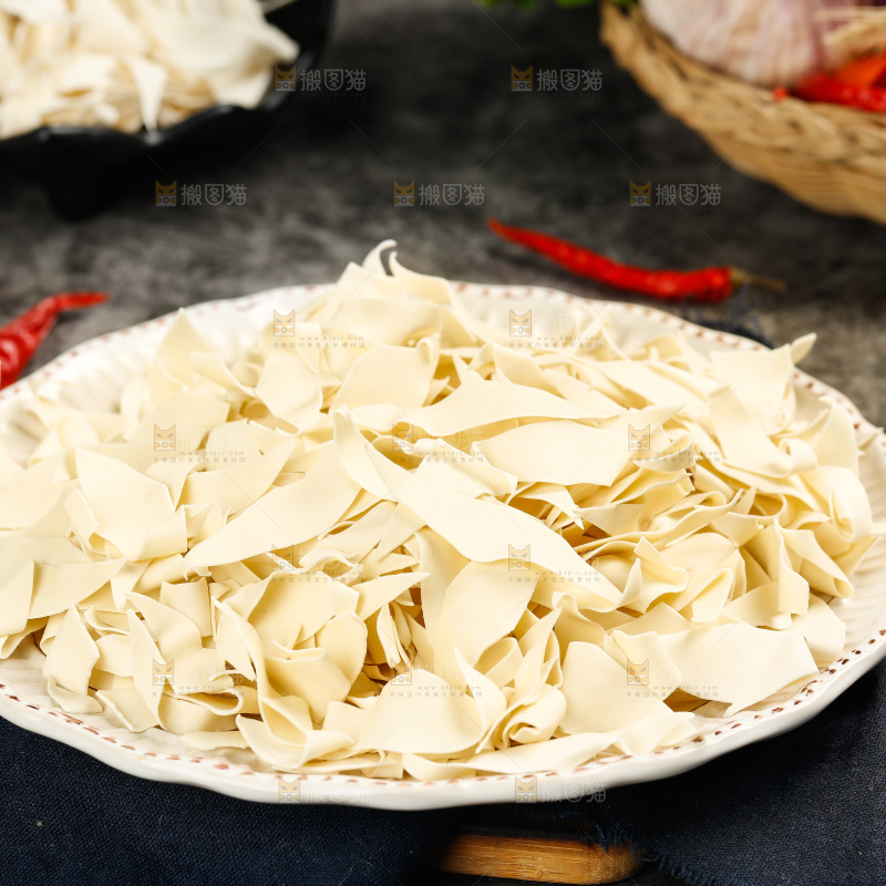 深底上的刀削面片