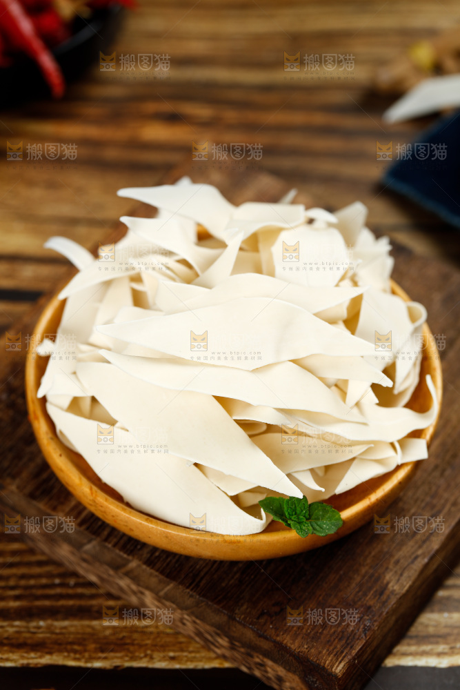 深底上的刀削面片