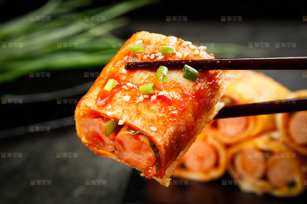 深底上的烤冷面卷