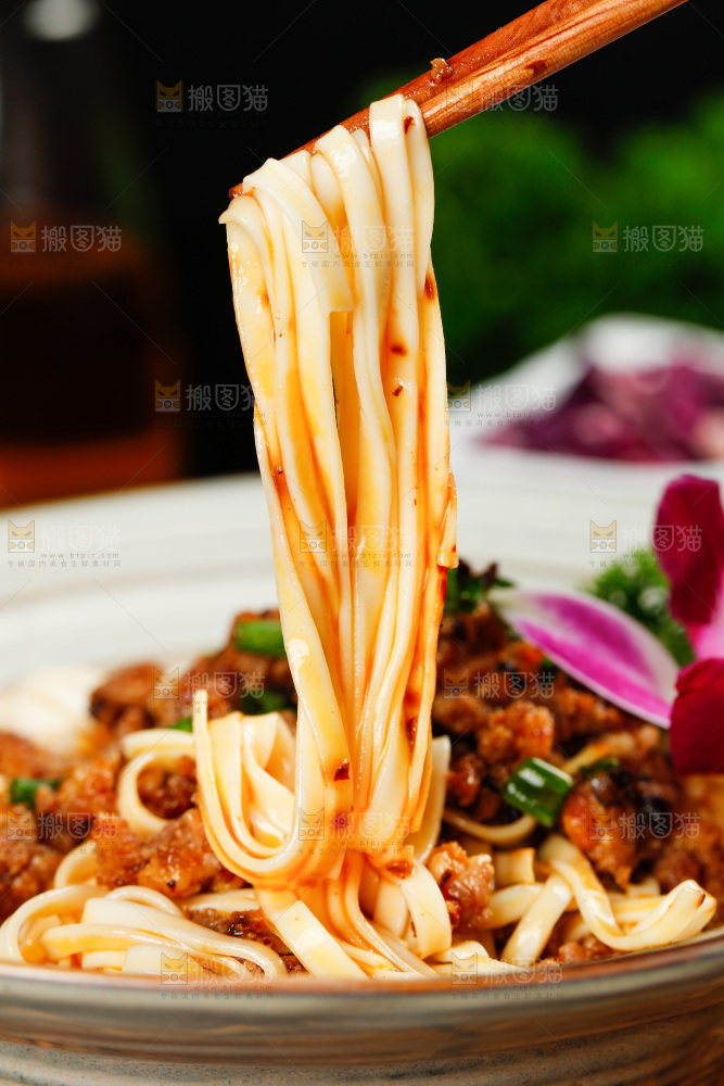 深底上的拌面