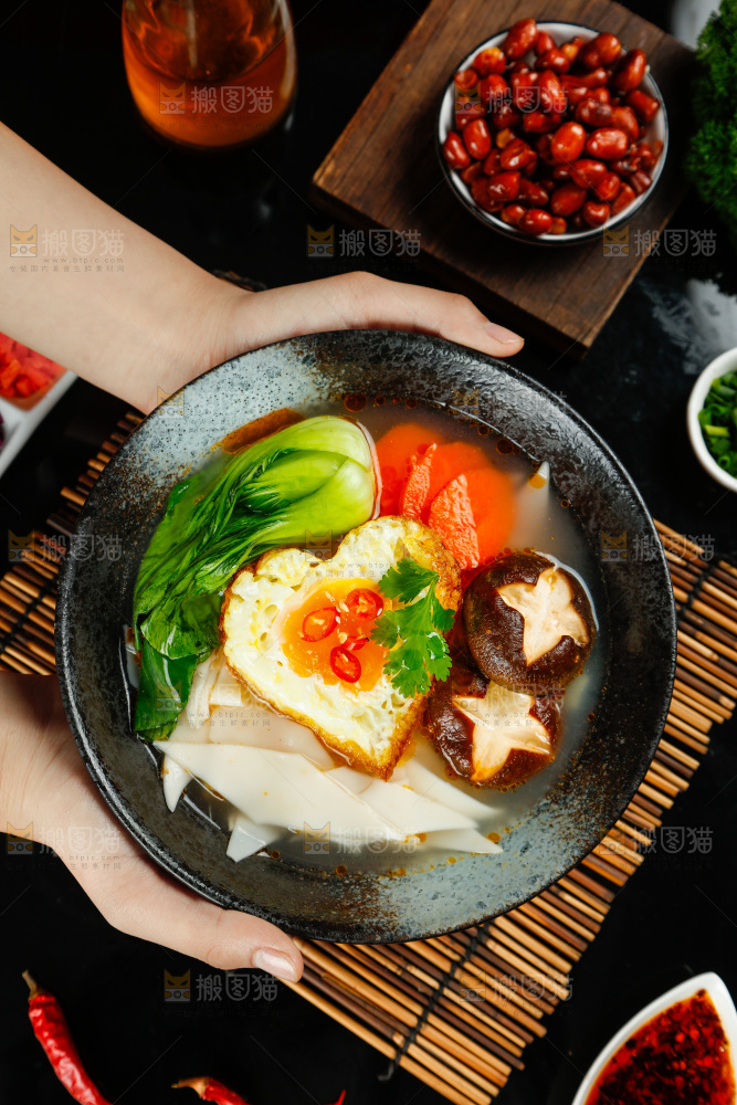 深底上的汤面