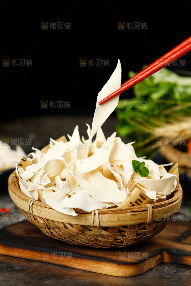 深底上的刀削面片