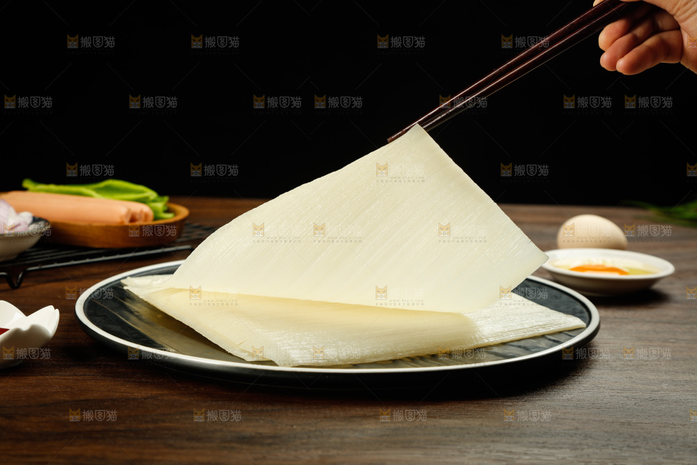 深底上的烤冷面皮