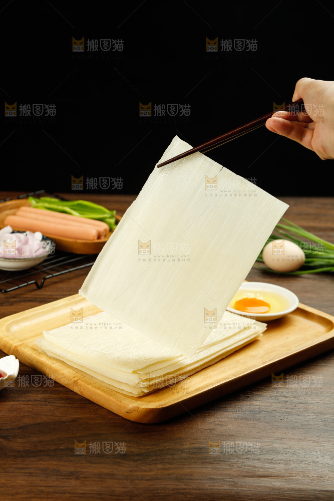 深底上的烤冷面皮