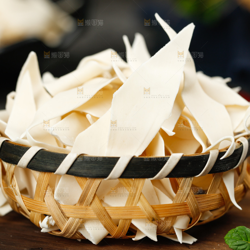 深底上的刀削面片