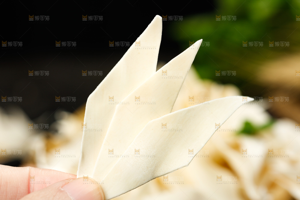 深底上的刀削面片