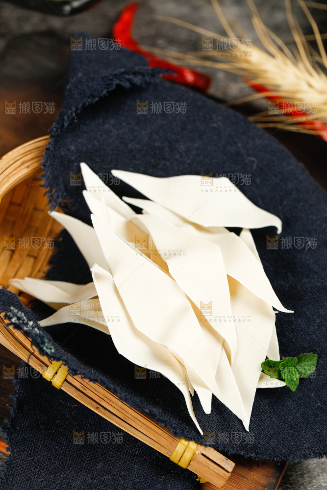 深底上的刀削面片