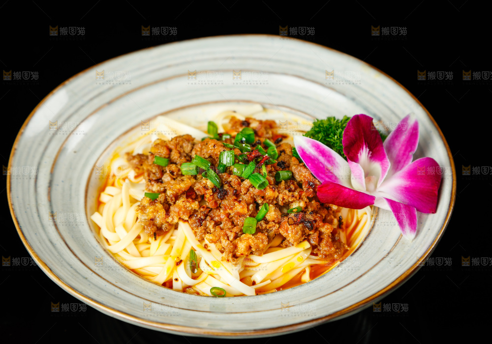 深底上的拌面