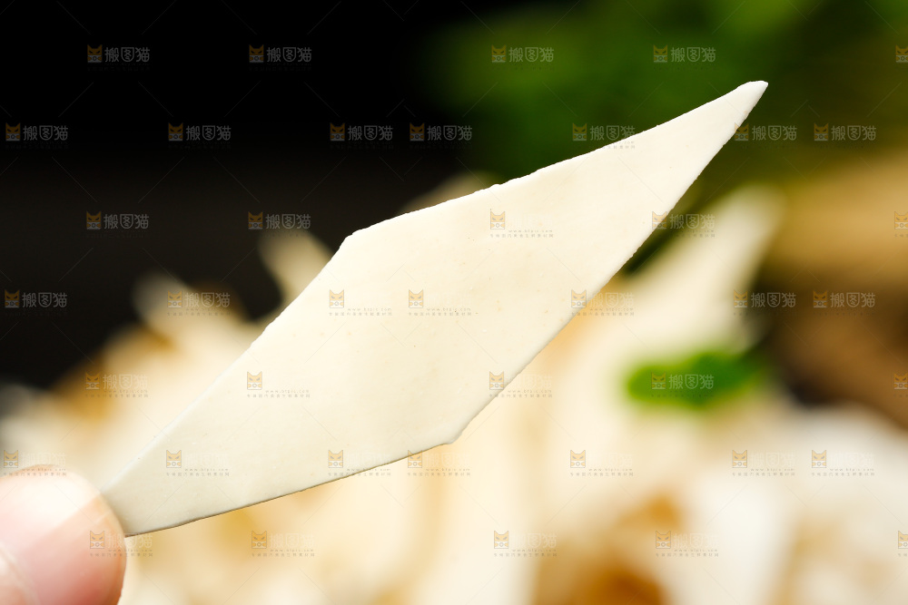 深底上的刀削面片