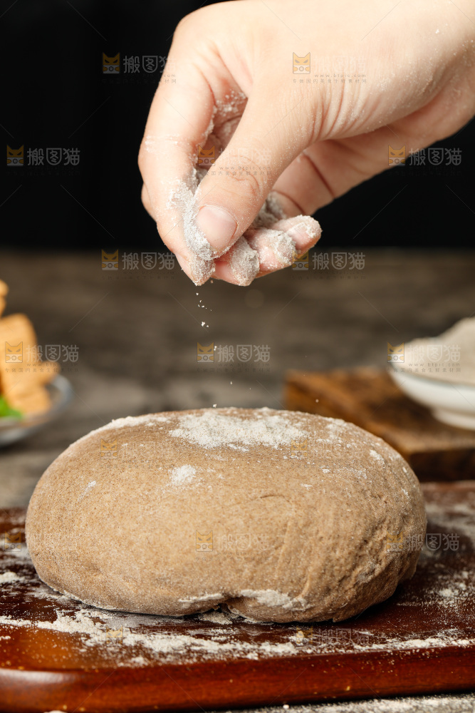 深底上的荞麦面团