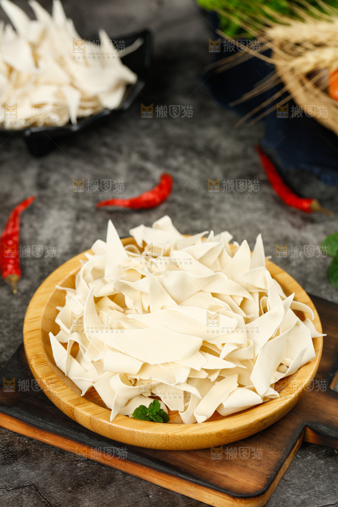 深底上的刀削面片