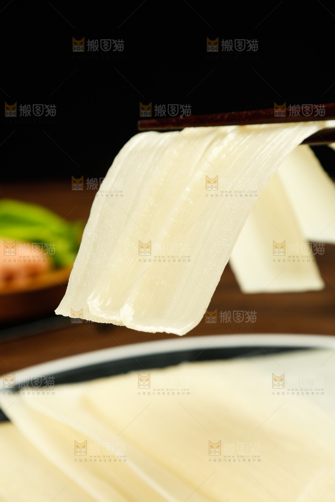 深底上的烤冷面皮