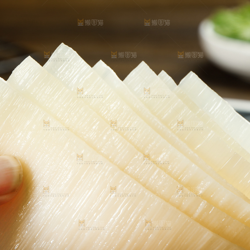 深底上的烤冷面皮