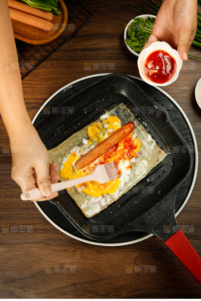 深底上的烤冷面卷