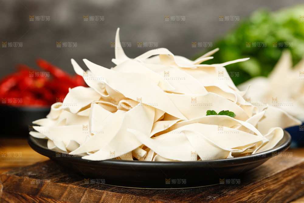 深底上的刀削面片