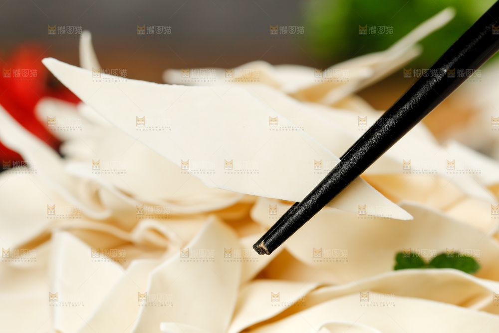 深底上的刀削面片