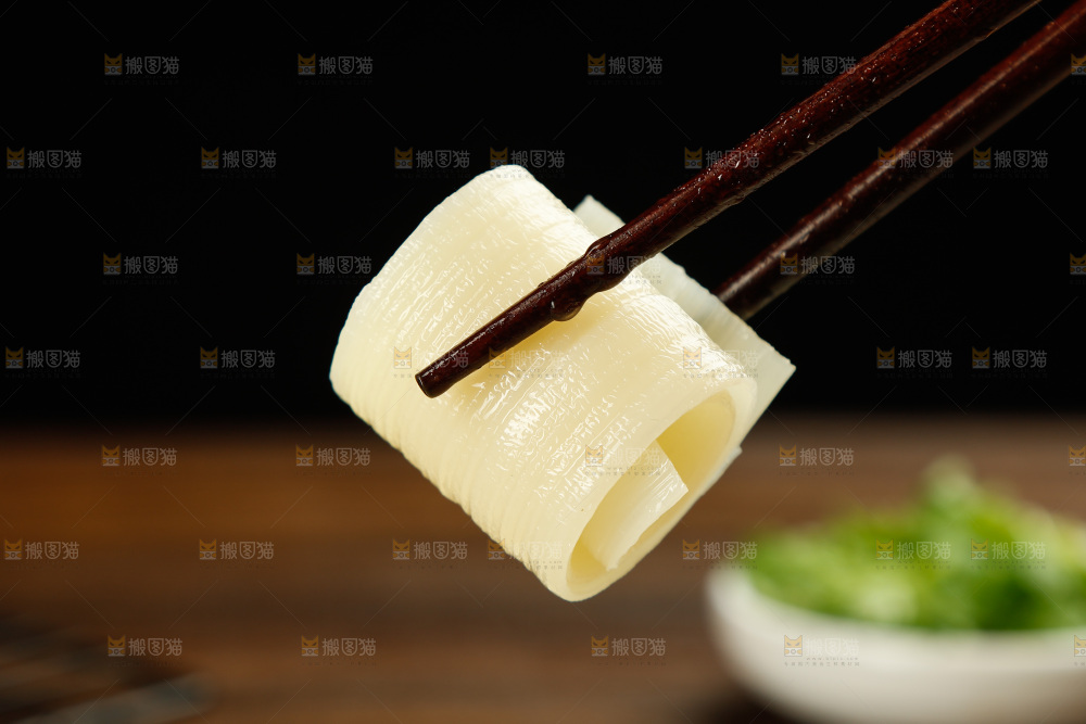深底上的烤冷面皮