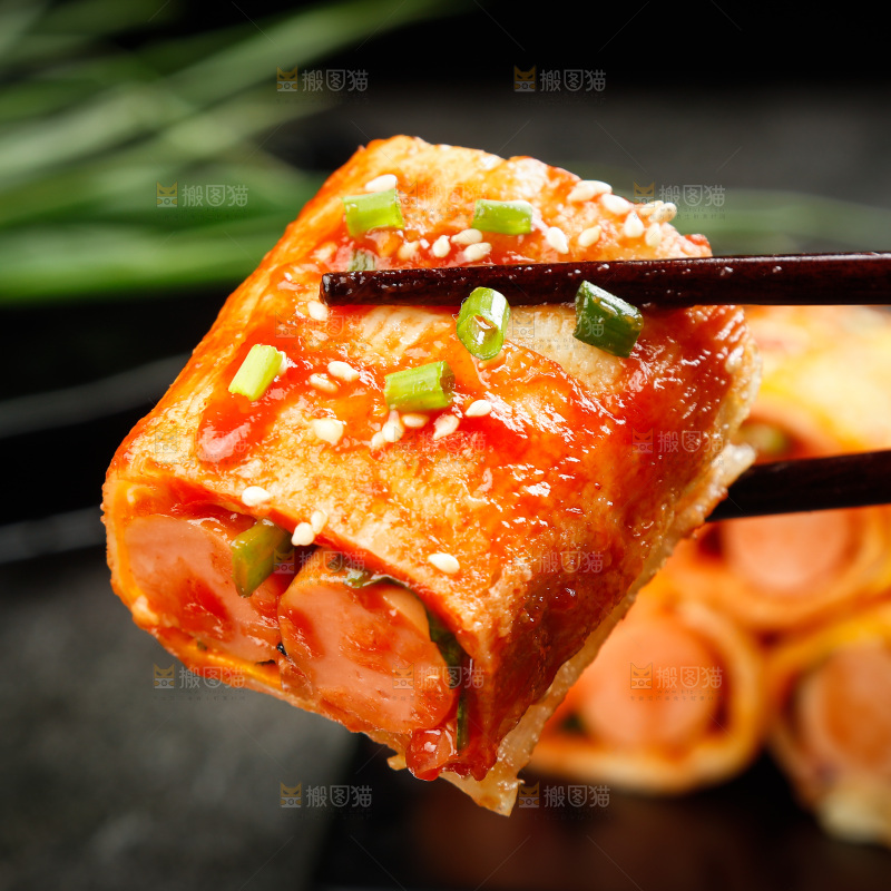 深底上的烤冷面卷