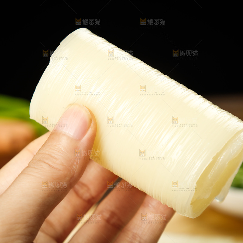 深底上的烤冷面皮