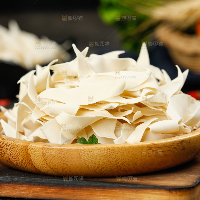 深底上的刀削面片