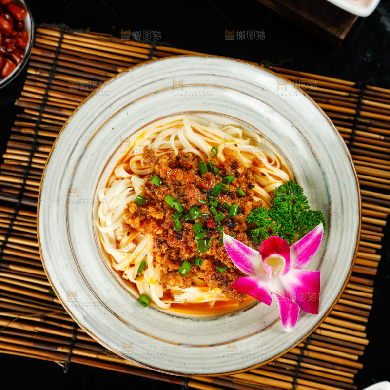 深底上的拌面