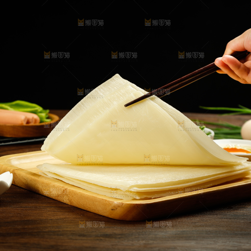 深底上的烤冷面皮