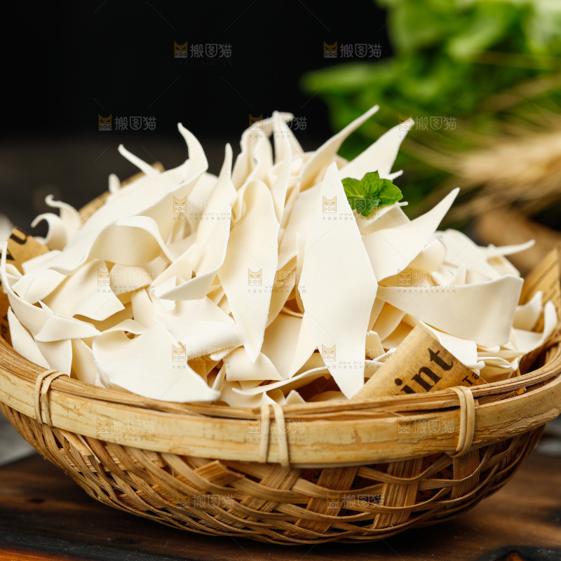 深底上的刀削面片