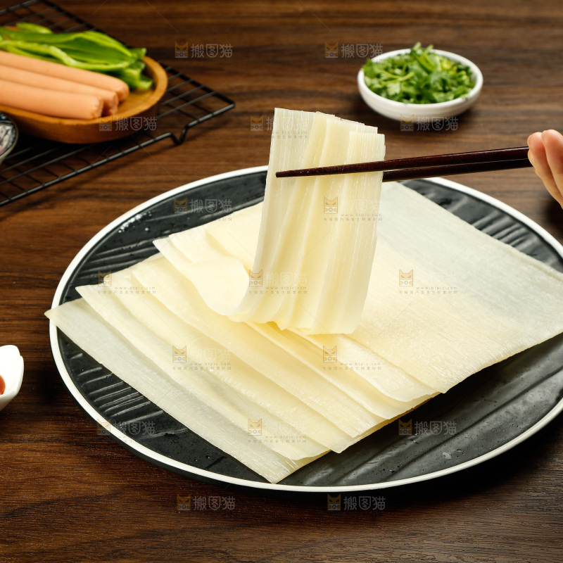 深底上的烤冷面皮