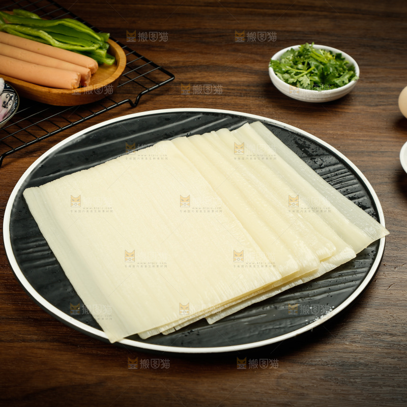 深底上的烤冷面皮