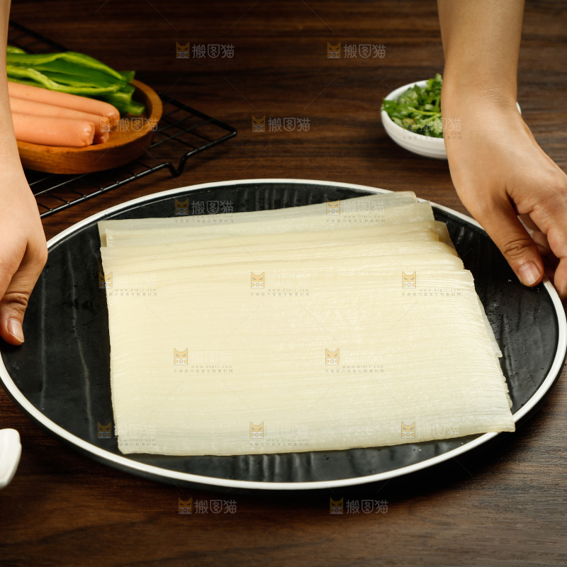 深底上的烤冷面皮