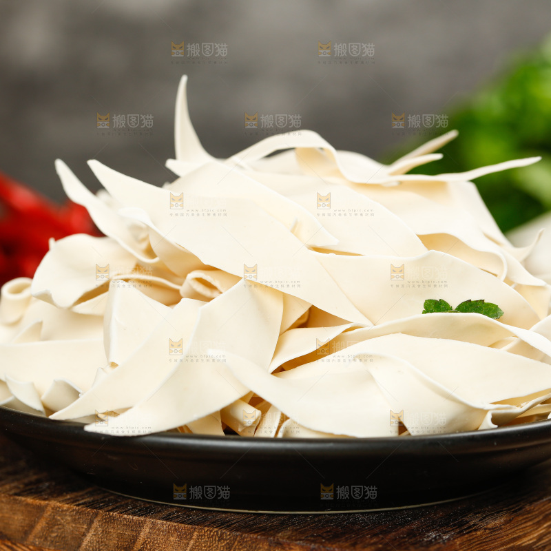 深底上的刀削面片