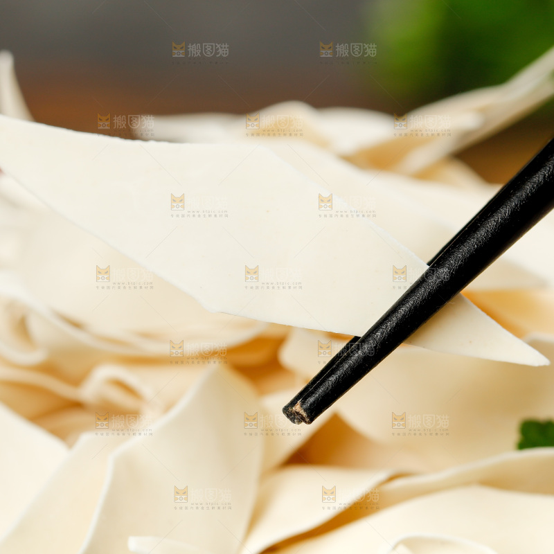 深底上的刀削面片