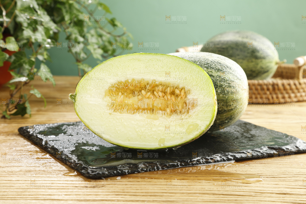 木底上的哈密瓜
