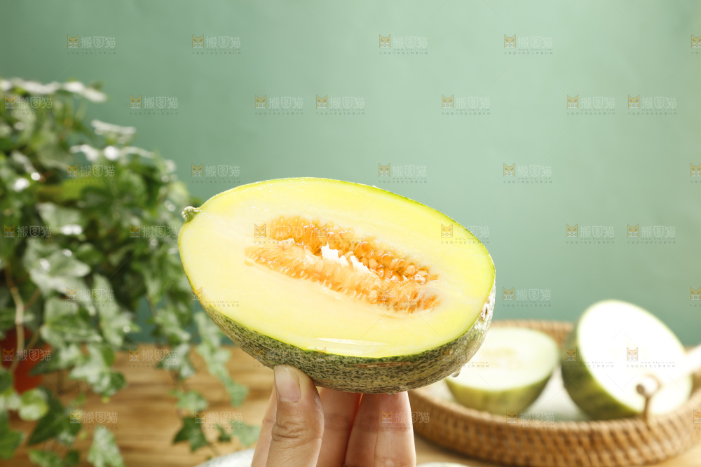 木底上的哈密瓜