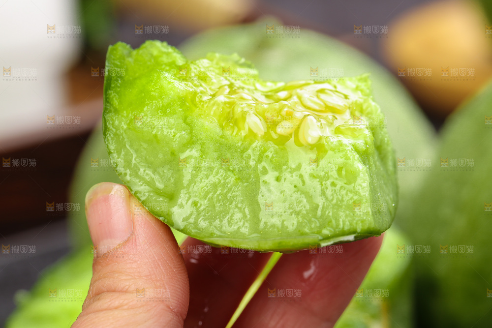 深底上的绿宝甜瓜