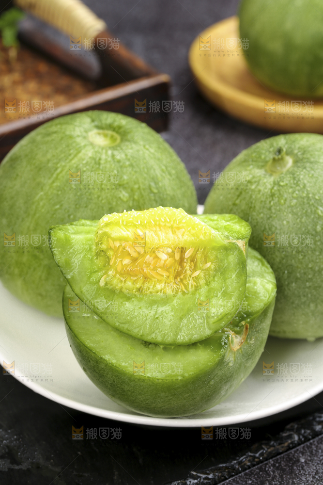 深底上的绿宝甜瓜