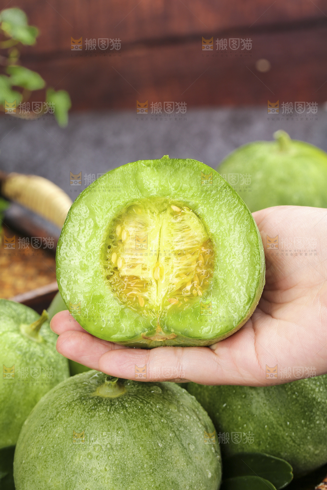 深底上的绿宝甜瓜