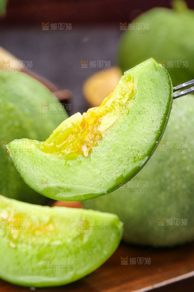 深底上的绿宝甜瓜