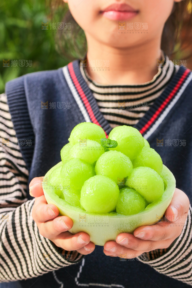 手里拿着玉菇甜瓜