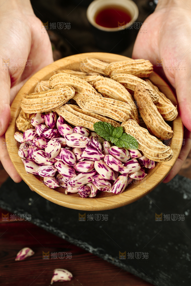 深底上的七彩花生